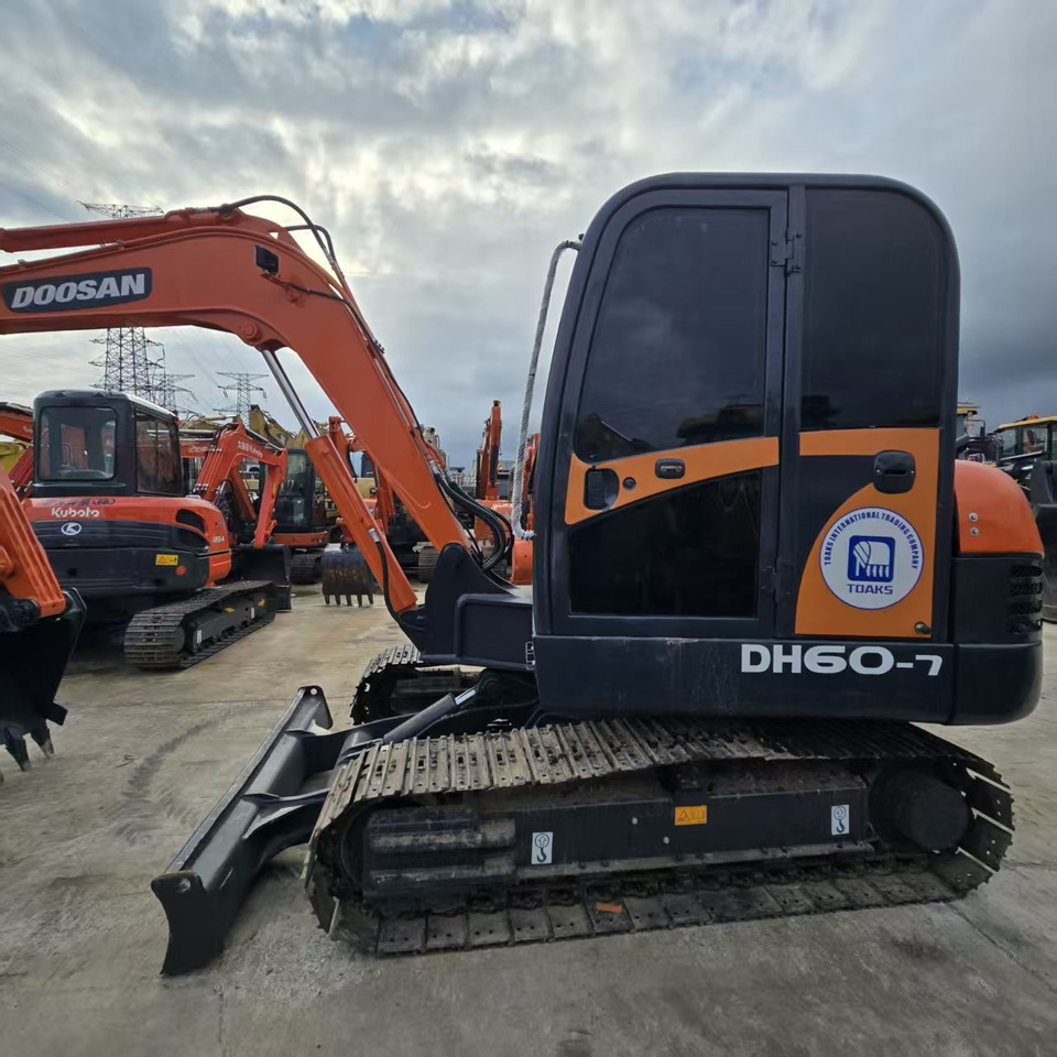 DOOSAN DH60-7 - Minikotró: 5 kép. DOOSAN DH60-7 - Minikotró: 5 kép.