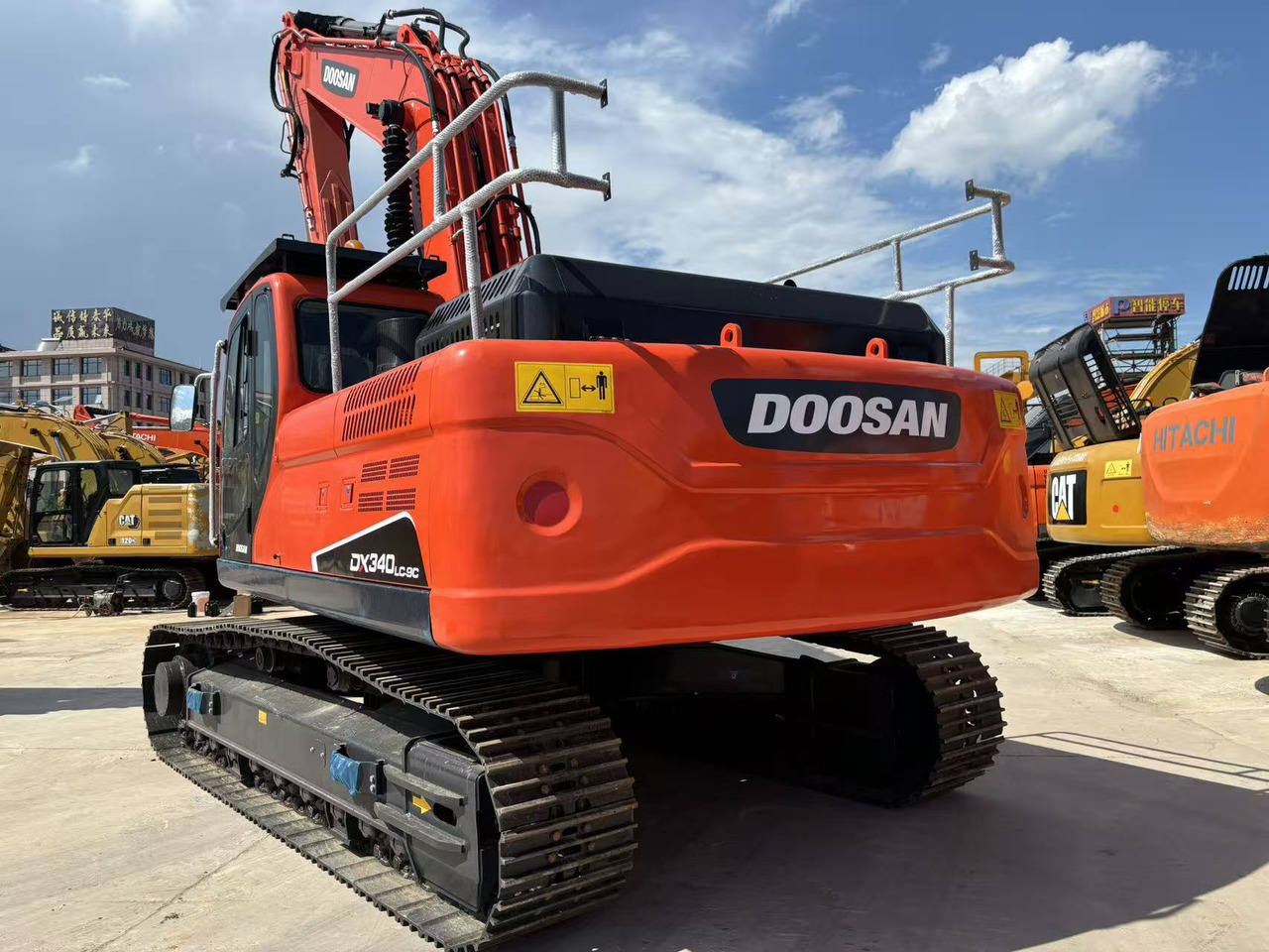 DOOSAN DX340LC-9C - Lánctalpas kotró: 2 kép. DOOSAN DX340LC-9C - Lánctalpas kotró: 2 kép.