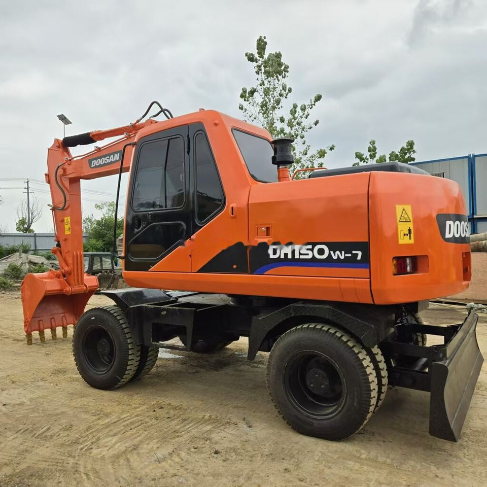 Doosan DH150W - Gumikerekes kotró: 2 kép. Doosan DH150W - Gumikerekes kotró: 2 kép.