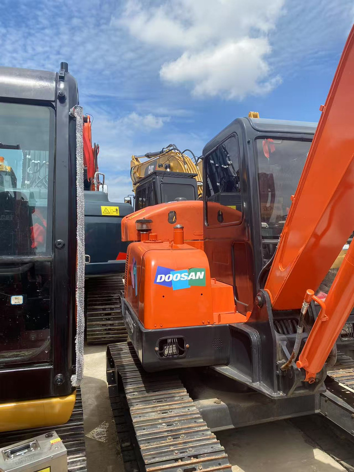 Doosan DH55 - Minikotró: 2 kép. Doosan DH55 - Minikotró: 2 kép.