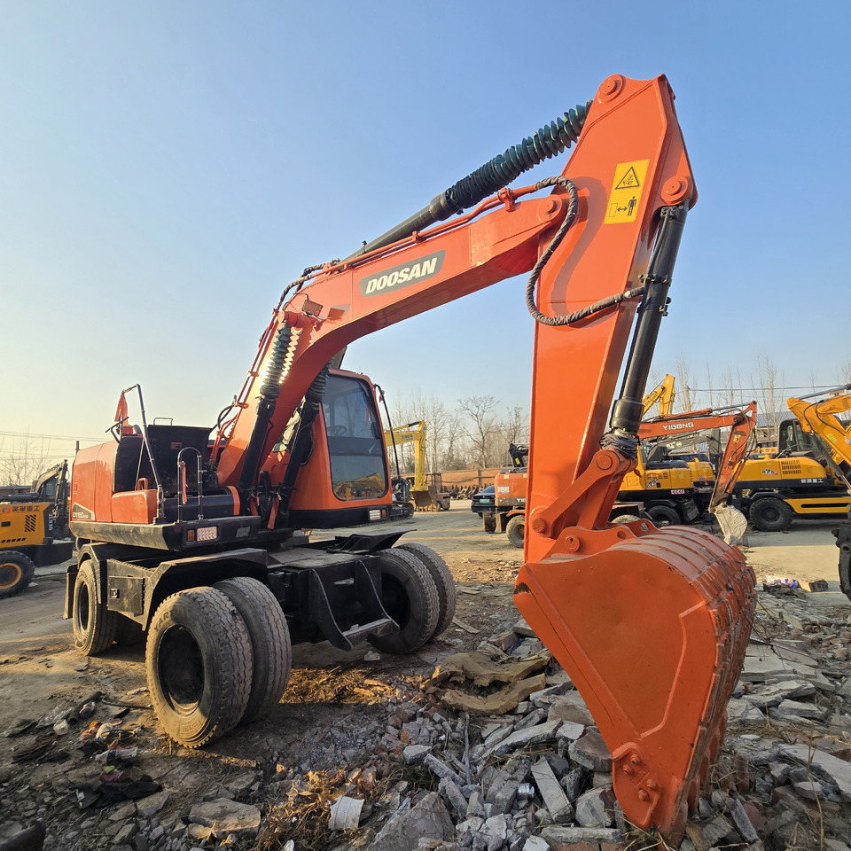 Doosan DX150W-9C - Gumikerekes kotró: 4 kép. Doosan DX150W-9C - Gumikerekes kotró: 4 kép.