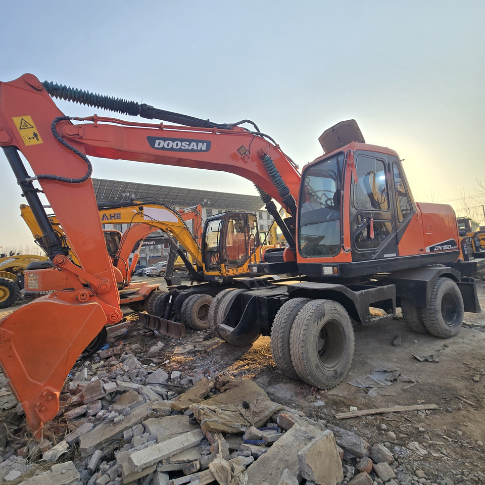 Doosan DX150W-9C - Gumikerekes kotró: 3 kép. Doosan DX150W-9C - Gumikerekes kotró: 3 kép.