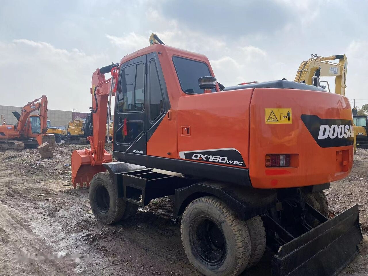 Doosan DX150W - Gumikerekes kotró: 4 kép. Doosan DX150W - Gumikerekes kotró: 4 kép.