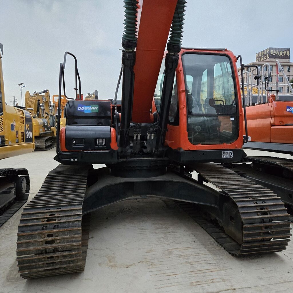 Doosan DX225LC - Lánctalpas kotró: 1 kép. Doosan DX225LC - Lánctalpas kotró: 1 kép.