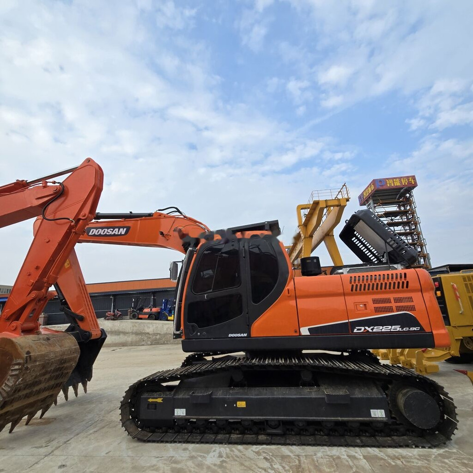 Doosan DX225LC - Lánctalpas kotró: 4 kép. Doosan DX225LC - Lánctalpas kotró: 4 kép.