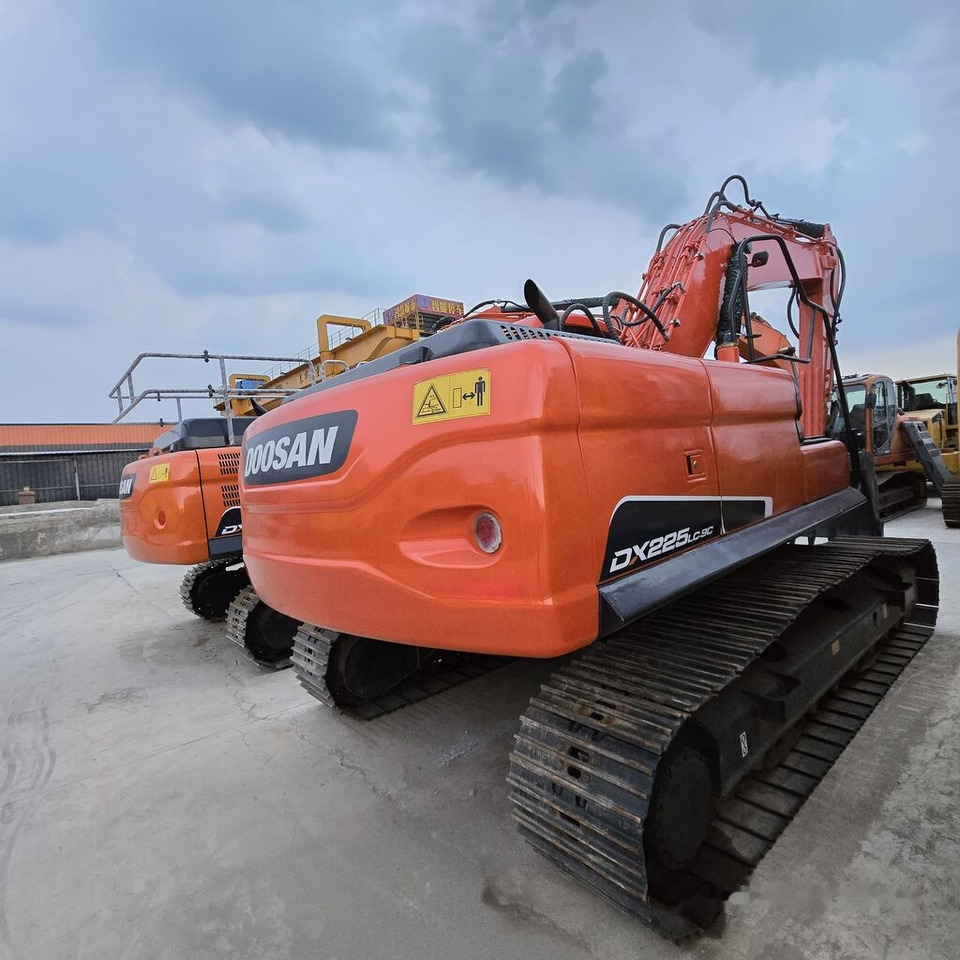 Doosan DX225LC - Lánctalpas kotró: 2 kép. Doosan DX225LC - Lánctalpas kotró: 2 kép.