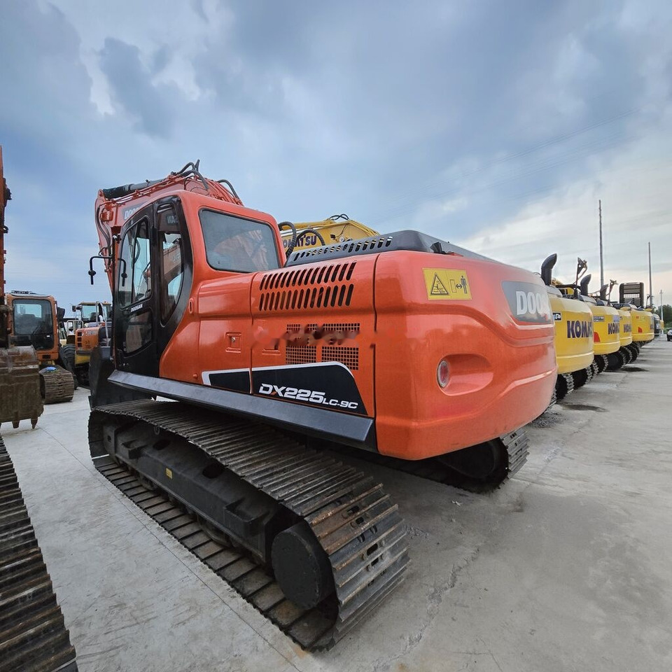 Doosan DX225LC - Lánctalpas kotró: 3 kép. Doosan DX225LC - Lánctalpas kotró: 3 kép.