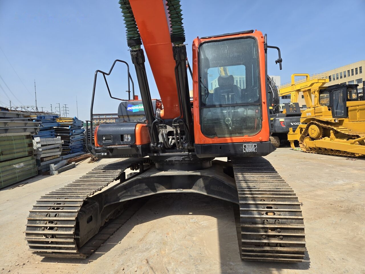 Doosan DX300 - Lánctalpas kotró: 5 kép. Doosan DX300 - Lánctalpas kotró: 5 kép.