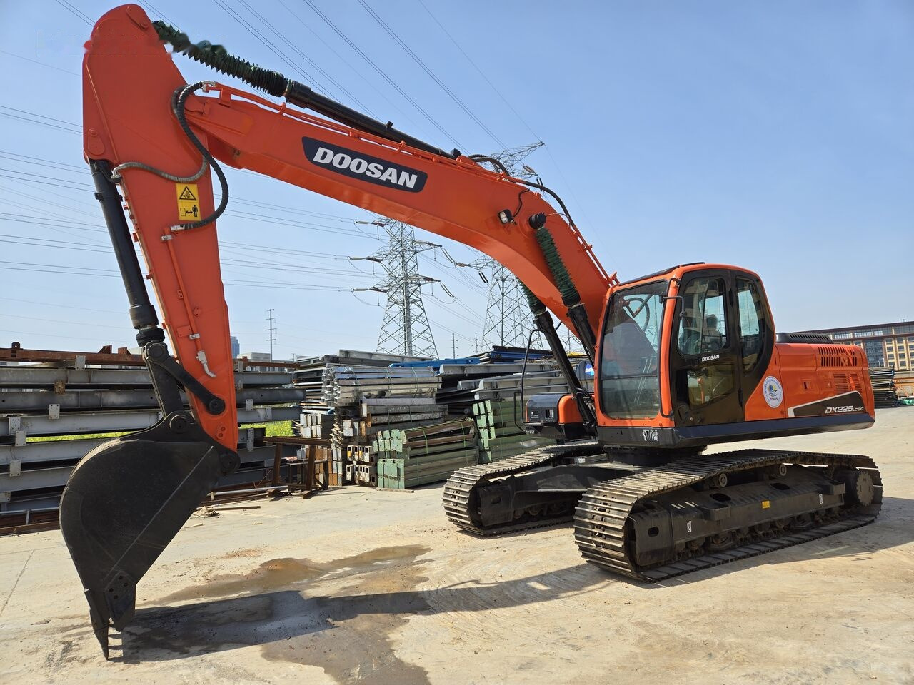 Doosan DX300 - Lánctalpas kotró: 3 kép. Doosan DX300 - Lánctalpas kotró: 3 kép.
