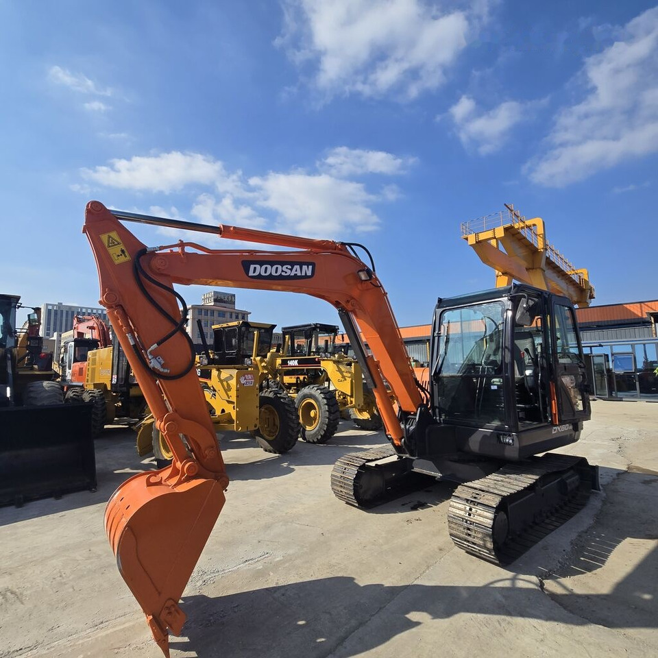 Doosan DX60 - Minikotró: 3 kép. Doosan DX60 - Minikotró: 3 kép.