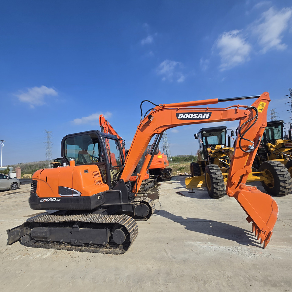 Doosan DX60 - Minikotró: 3 kép. Doosan DX60 - Minikotró: 3 kép.