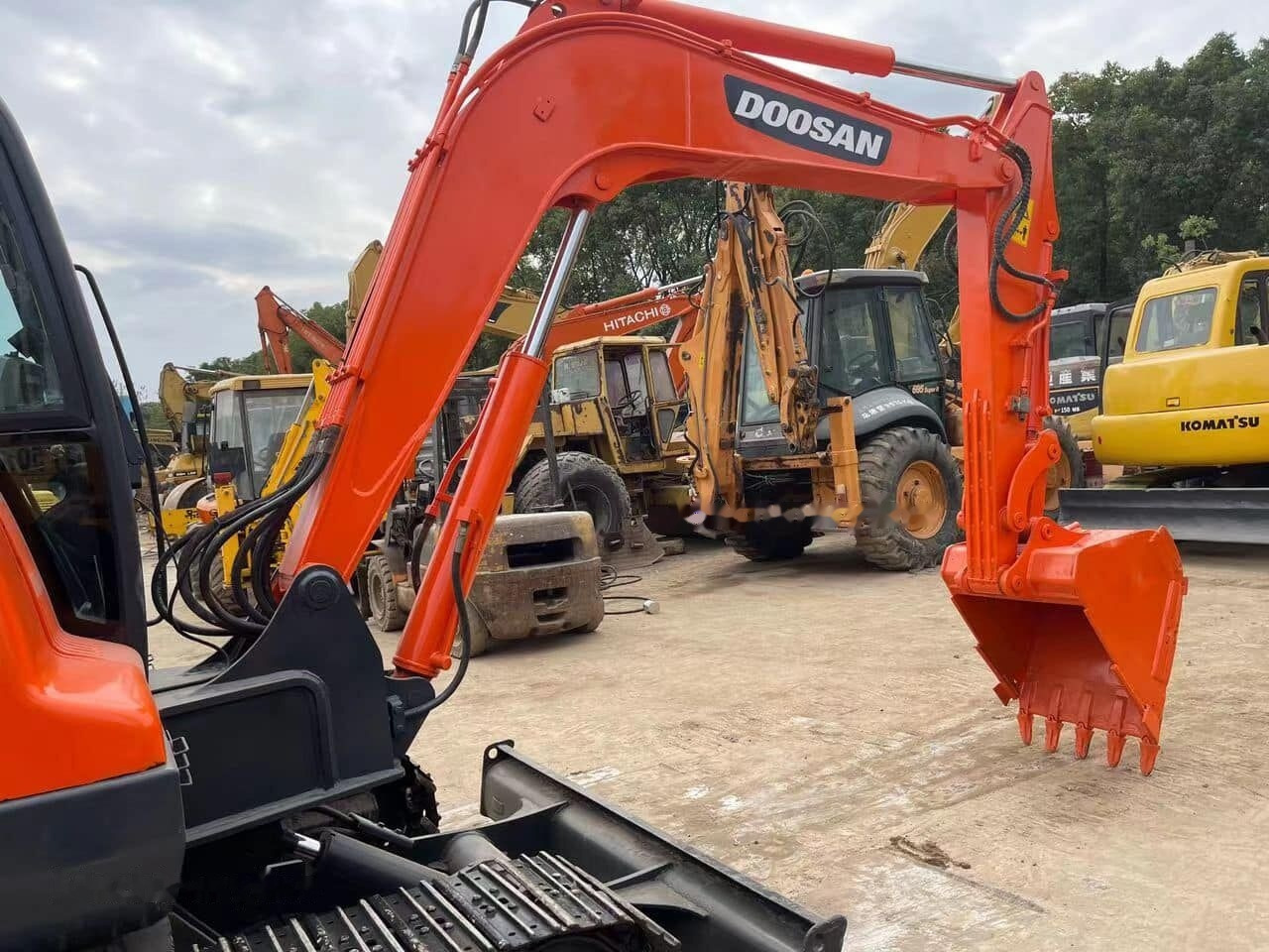 Doosan DX60 - Minikotró: 4 kép. Doosan DX60 - Minikotró: 4 kép.