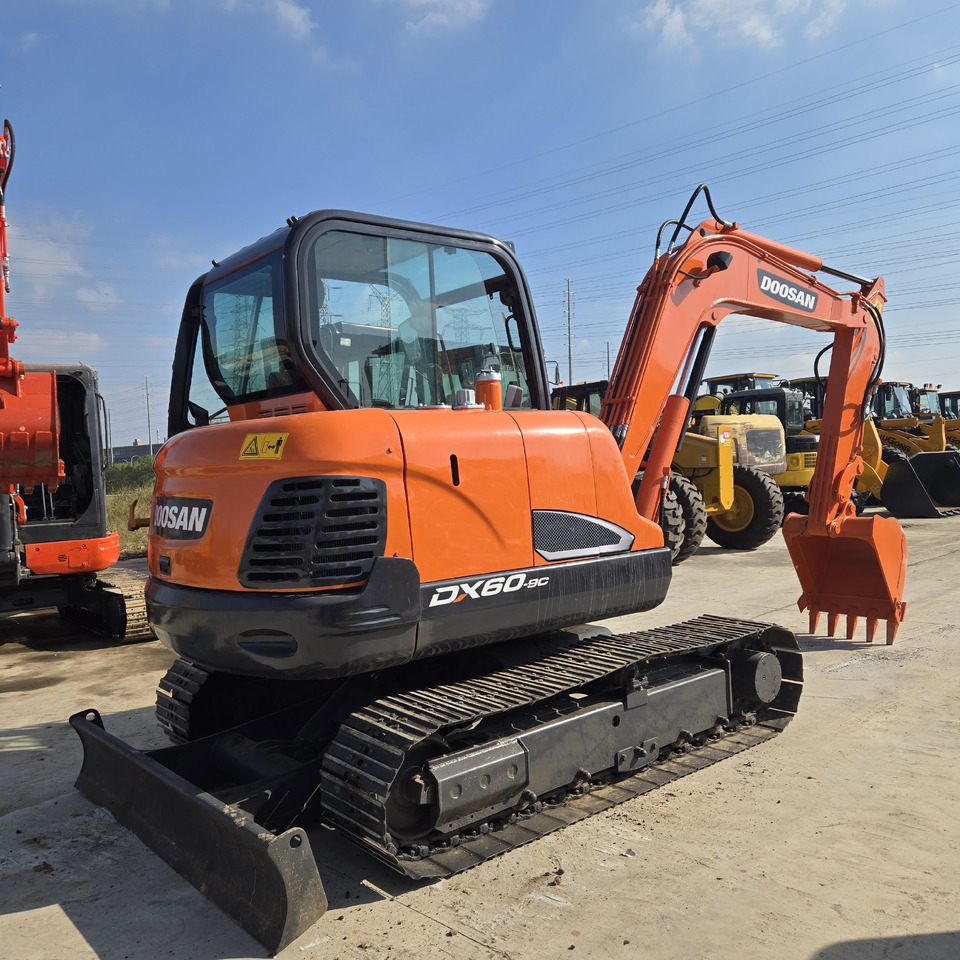 Doosan DX60 - Minikotró: 4 kép. Doosan DX60 - Minikotró: 4 kép.