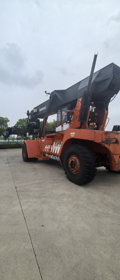 FANTUZZI CS45KM reach stacker - Konténerrakodó: 2 kép. FANTUZZI CS45KM reach stacker - Konténerrakodó: 2 kép.