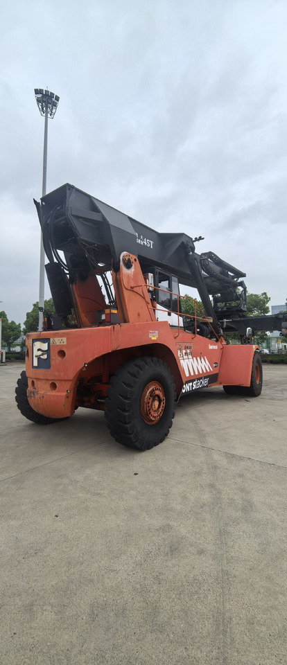 FANTUZZI CS45KM reach stacker - Konténerrakodó: 3 kép. FANTUZZI CS45KM reach stacker - Konténerrakodó: 3 kép.