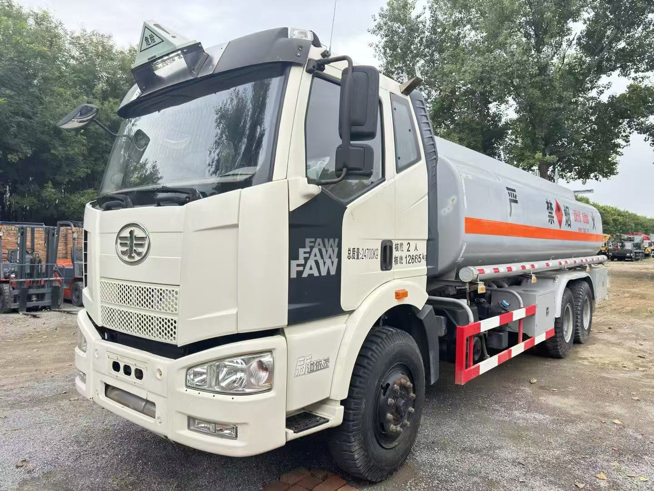 FAW tanker truck - Tartályos teherautó: 1 kép. FAW tanker truck - Tartályos teherautó: 1 kép.