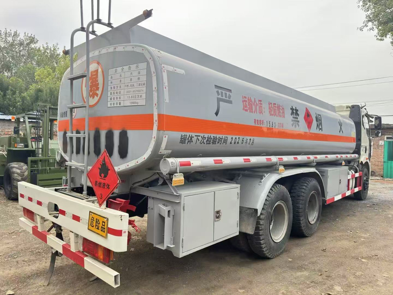 FAW tanker truck - Tartályos teherautó: 3 kép. FAW tanker truck - Tartályos teherautó: 3 kép.