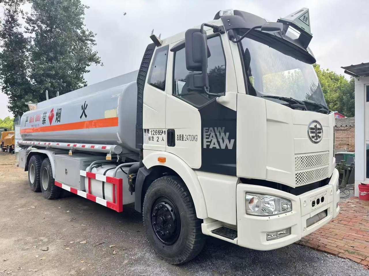 FAW tanker truck - Tartályos teherautó: 4 kép. FAW tanker truck - Tartályos teherautó: 4 kép.