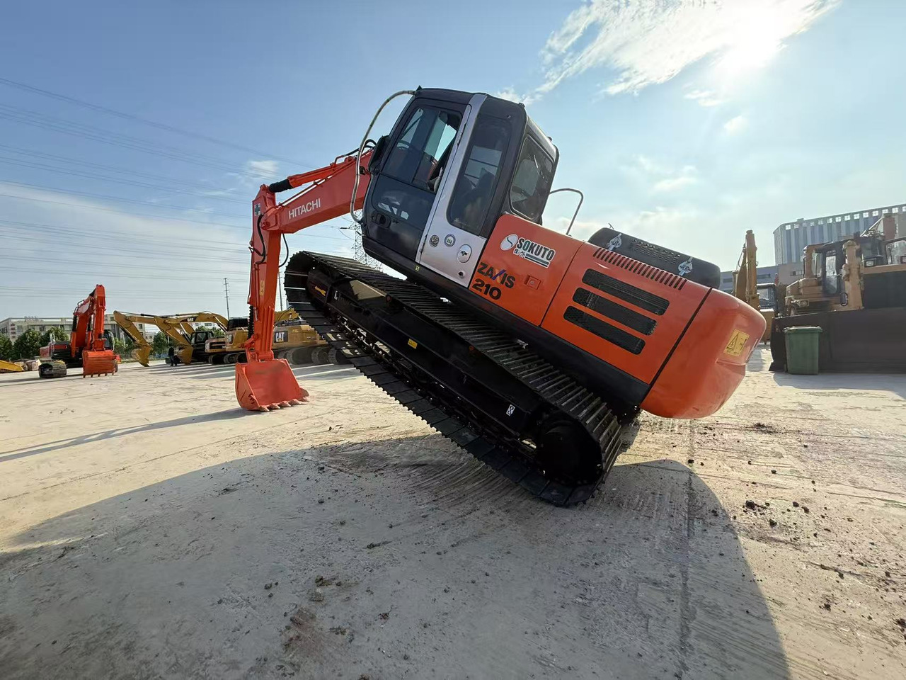 HITACHI ZX210 - Lánctalpas kotró: 4 kép. HITACHI ZX210 - Lánctalpas kotró: 4 kép.