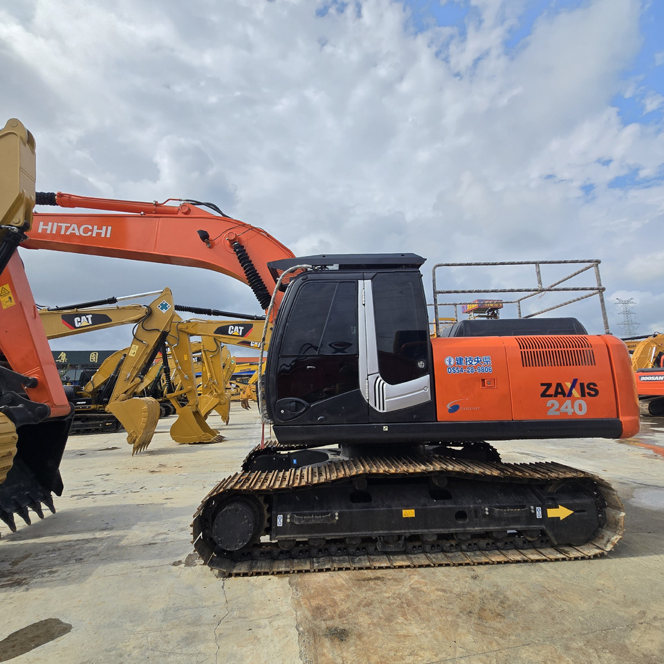 HITACHI ZX240 - Lánctalpas kotró: 1 kép. HITACHI ZX240 - Lánctalpas kotró: 1 kép.
