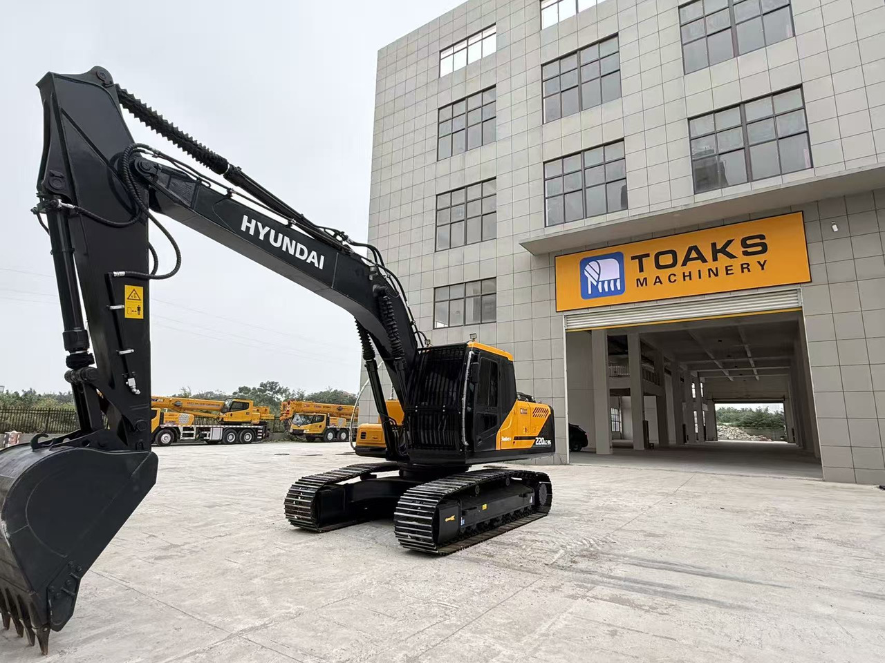 HYUNDAI R220LC-9S - Lánctalpas kotró: 2 kép. HYUNDAI R220LC-9S - Lánctalpas kotró: 2 kép.