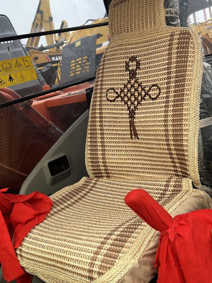 Hitachi ZX200 - Lánctalpas kotró: 4 kép. Hitachi ZX200 - Lánctalpas kotró: 4 kép.