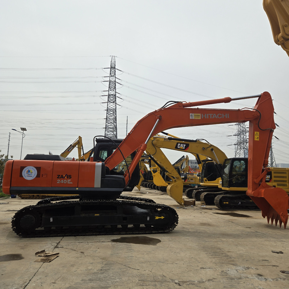 Hitachi ZX240 - Lánctalpas kotró: 3 kép. Hitachi ZX240 - Lánctalpas kotró: 3 kép.