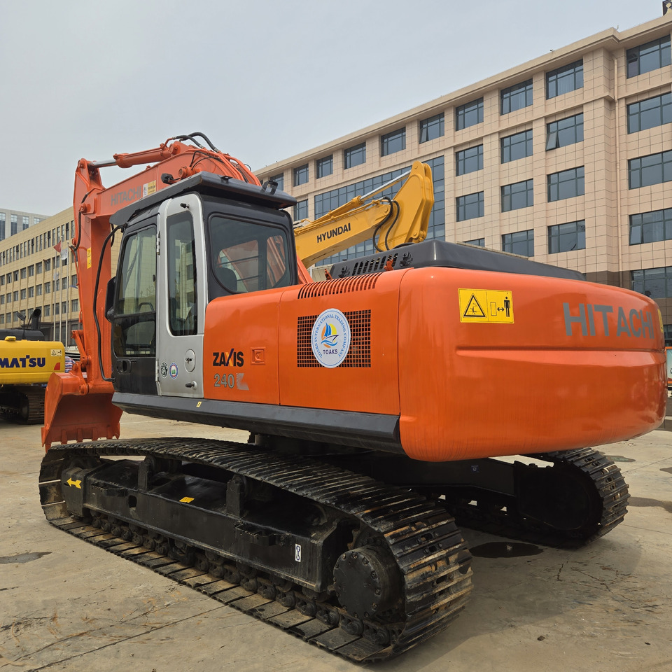 Hitachi ZX240 - Lánctalpas kotró: 2 kép. Hitachi ZX240 - Lánctalpas kotró: 2 kép.