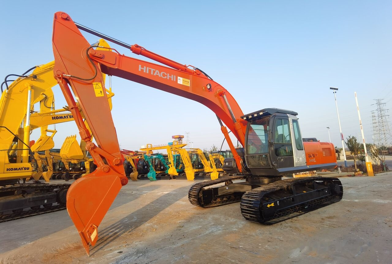 Hitachi ZX240 - Lánctalpas kotró: 4 kép. Hitachi ZX240 - Lánctalpas kotró: 4 kép.