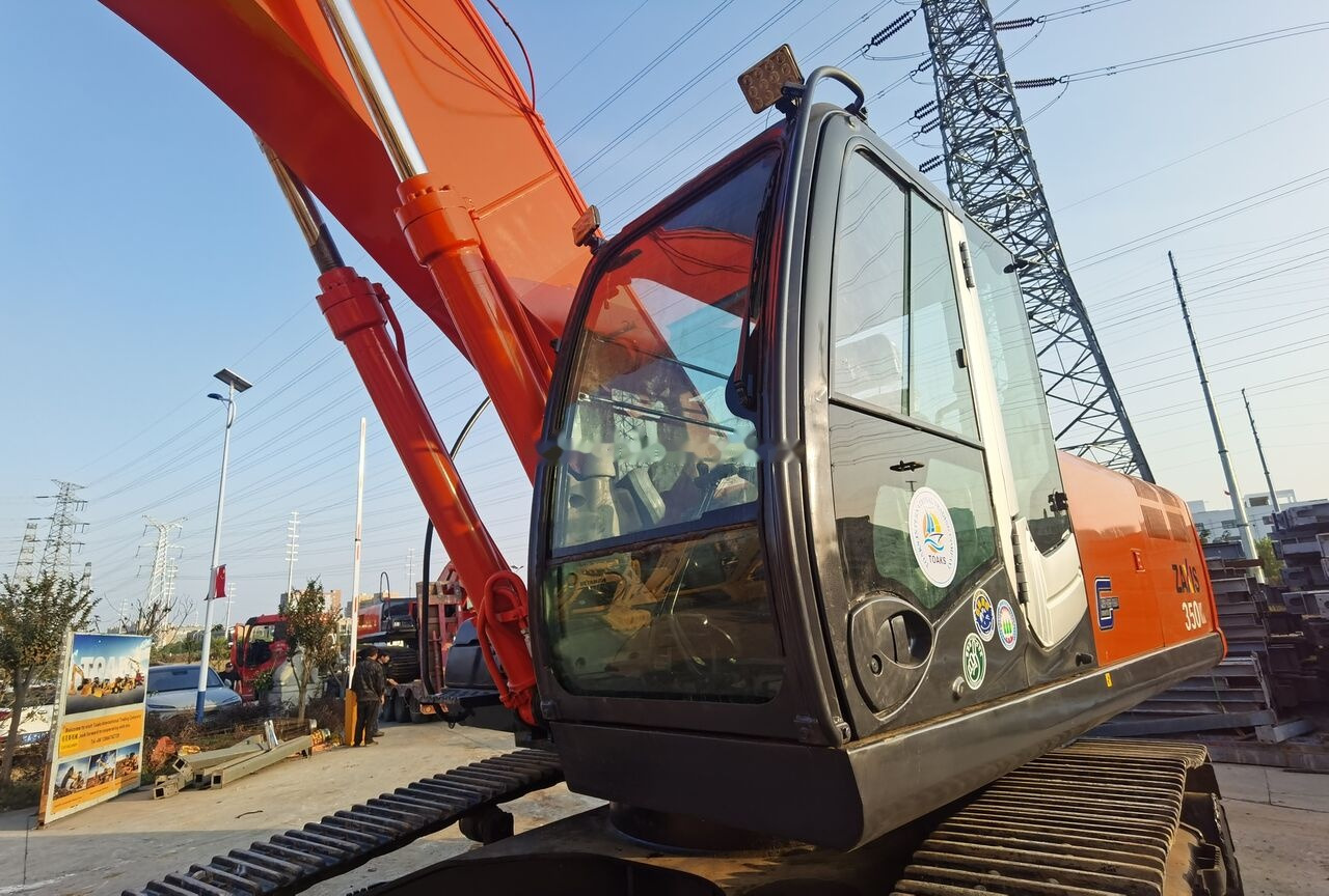 Hitachi ZX350 - Lánctalpas kotró: 4 kép. Hitachi ZX350 - Lánctalpas kotró: 4 kép.