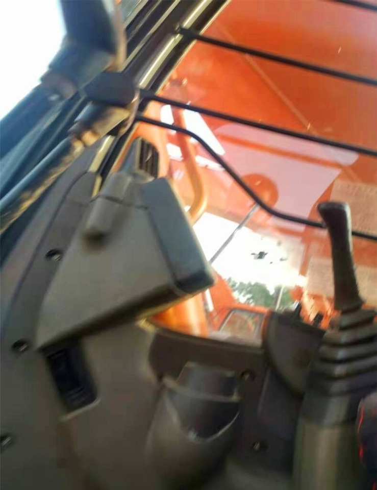 Hitachi ZX350HG - Lánctalpas kotró: 4 kép. Hitachi ZX350HG - Lánctalpas kotró: 4 kép.