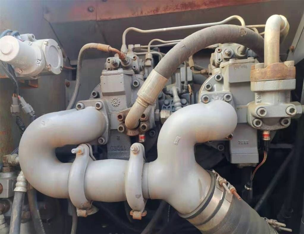 Hitachi ZX350HG - Lánctalpas kotró: 3 kép. Hitachi ZX350HG - Lánctalpas kotró: 3 kép.