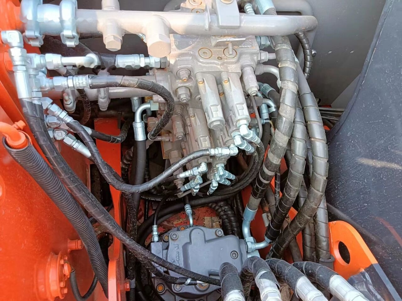 Minikotró Hitachi ZX70: 8 kép. Minikotró Hitachi ZX70: 8 kép.