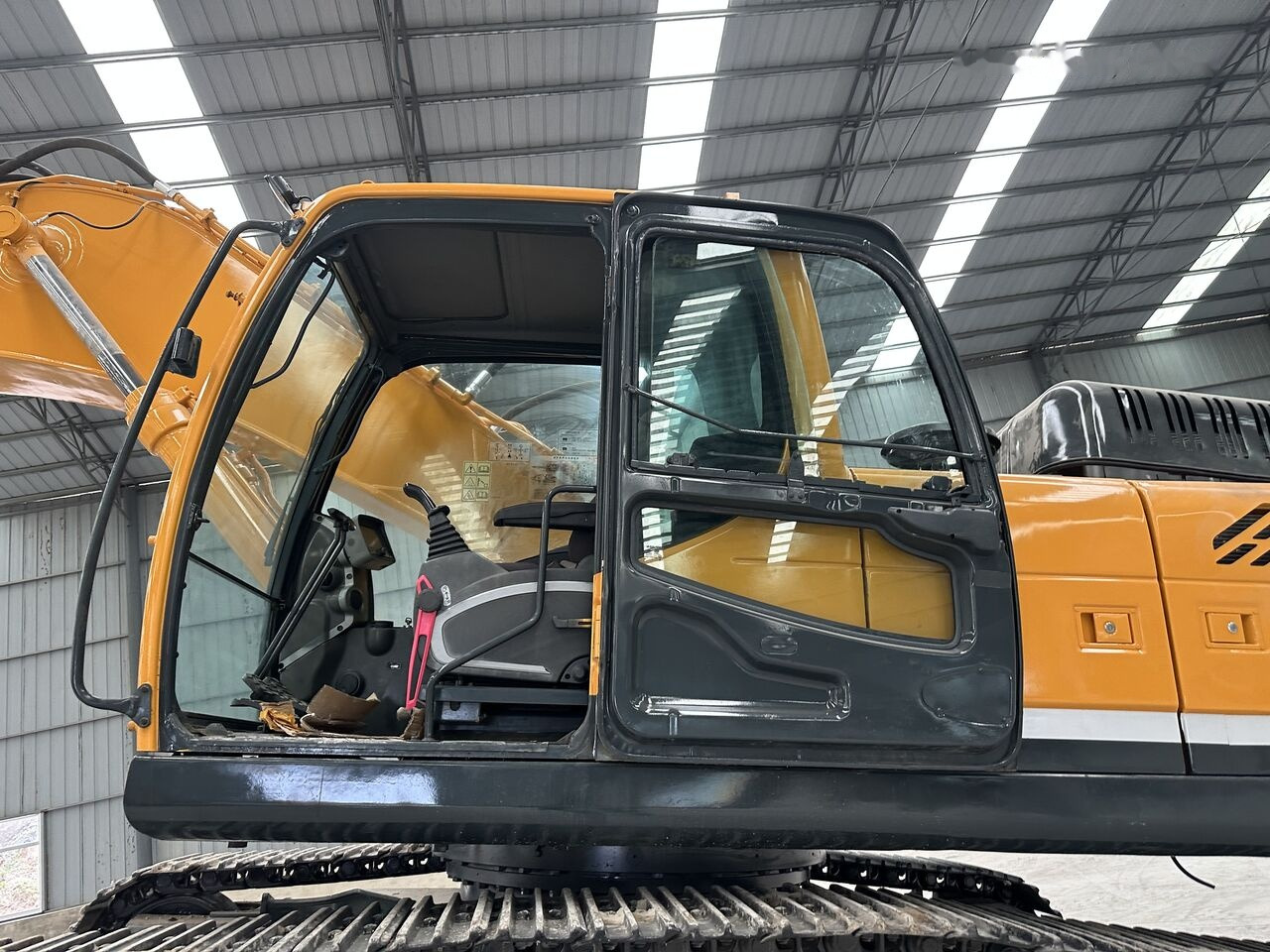 Hyundai 305LC-9T - Lánctalpas kotró: 1 kép. Hyundai 305LC-9T - Lánctalpas kotró: 1 kép.