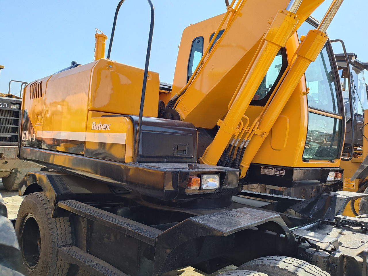 Hyundai R150W-9 - Gumikerekes kotró: 4 kép. Hyundai R150W-9 - Gumikerekes kotró: 4 kép.