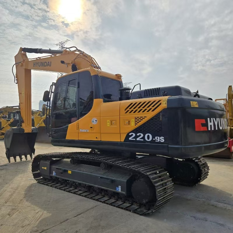 Hyundai R220-9S - Lánctalpas kotró: 1 kép. Hyundai R220-9S - Lánctalpas kotró: 1 kép.