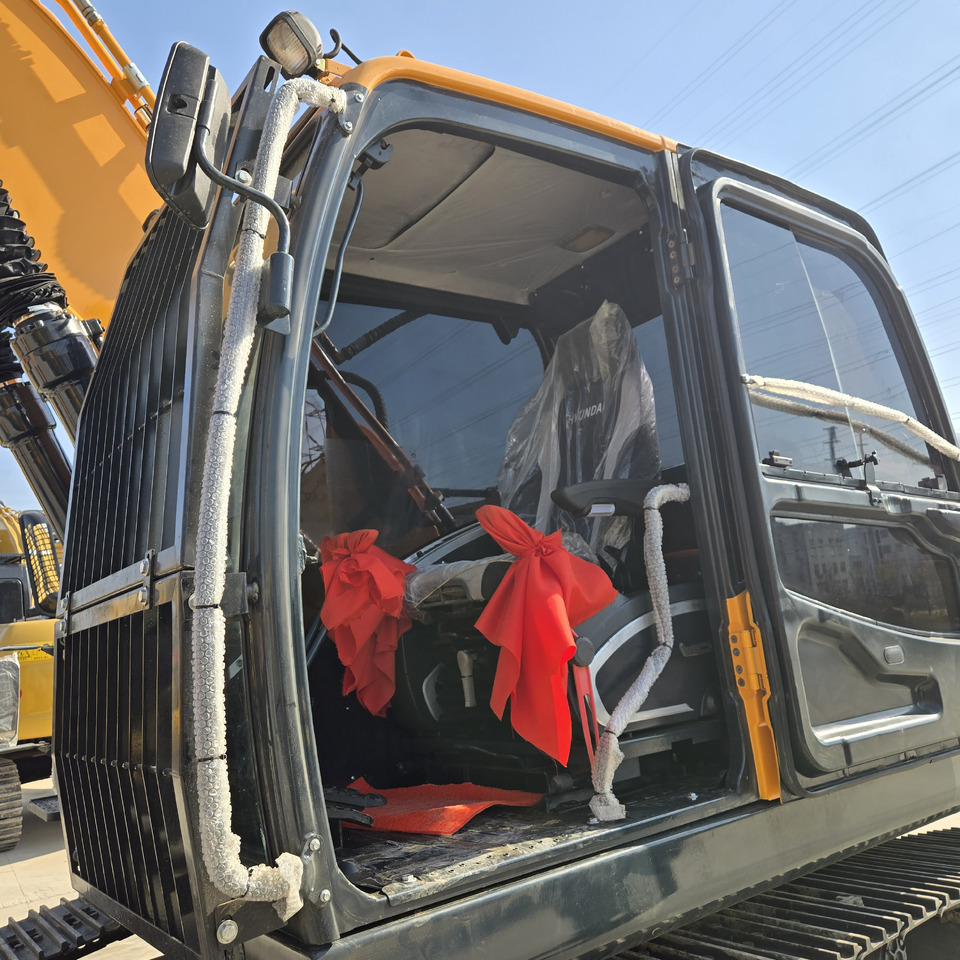 Hyundai R220-9S - Lánctalpas kotró: 3 kép. Hyundai R220-9S - Lánctalpas kotró: 3 kép.