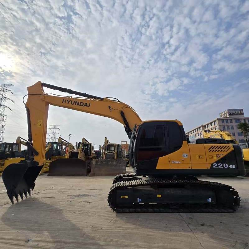 Hyundai R220-9S - Lánctalpas kotró: 3 kép. Hyundai R220-9S - Lánctalpas kotró: 3 kép.