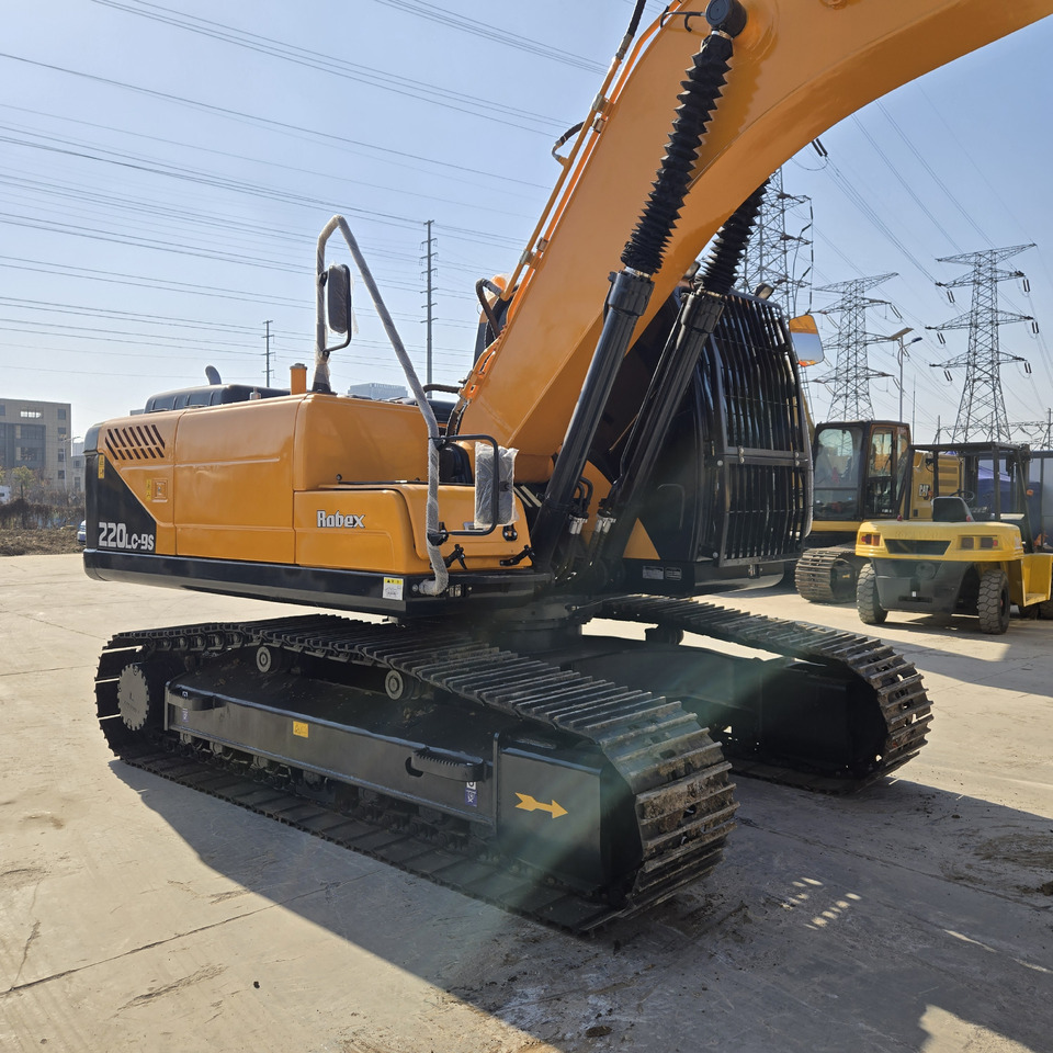 Hyundai R220-9S - Lánctalpas kotró: 2 kép. Hyundai R220-9S - Lánctalpas kotró: 2 kép.