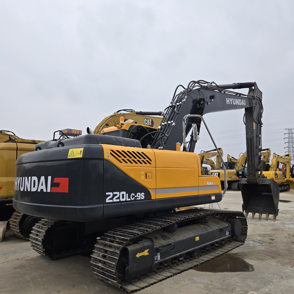 Hyundai R220LC-9S - Lánctalpas kotró: 3 kép. Hyundai R220LC-9S - Lánctalpas kotró: 3 kép.