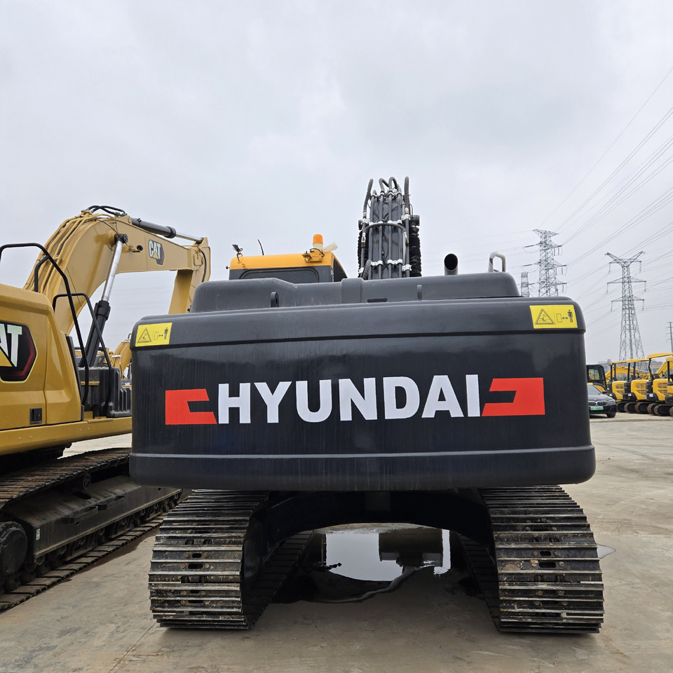 Hyundai R220LC-9S - Lánctalpas kotró: 4 kép. Hyundai R220LC-9S - Lánctalpas kotró: 4 kép.