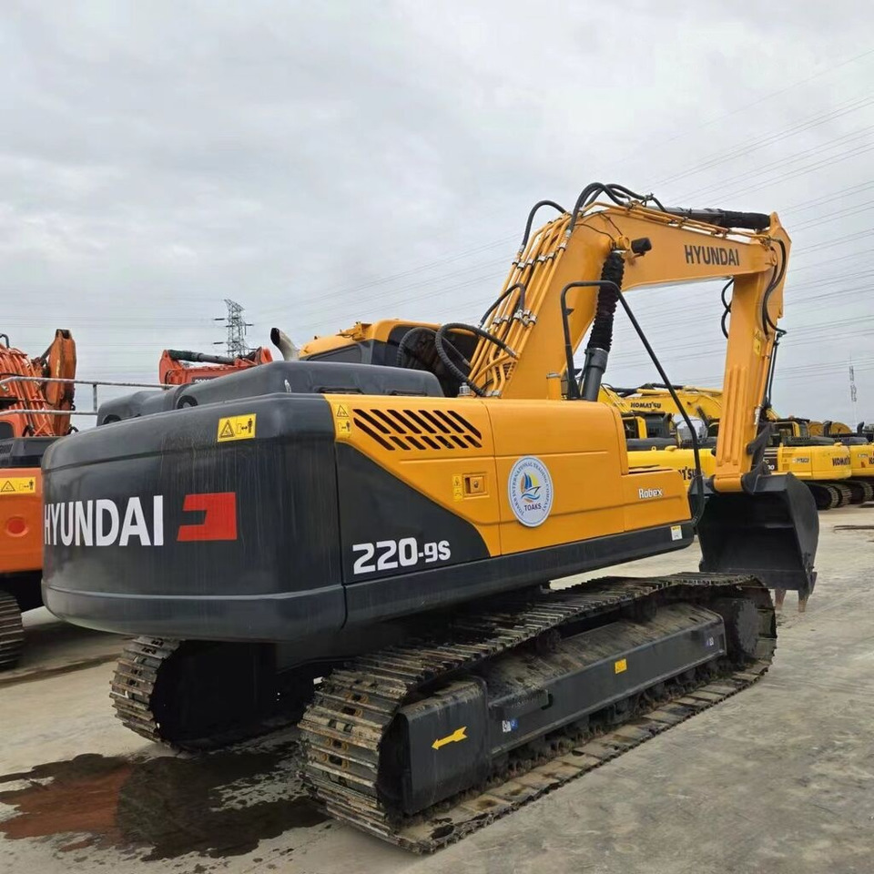 Hyundai R220LC-9s - Lánctalpas kotró: 3 kép. Hyundai R220LC-9s - Lánctalpas kotró: 3 kép.