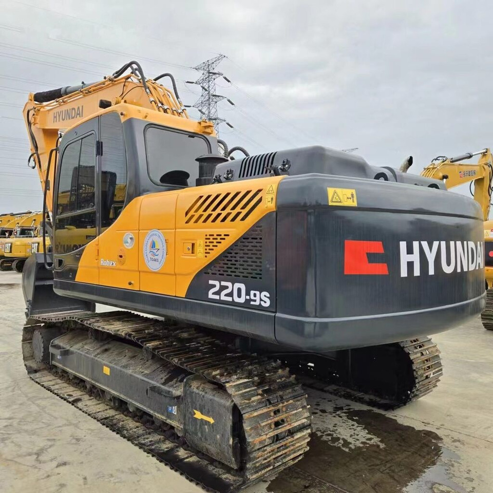 Hyundai R220LC-9s - Lánctalpas kotró: 4 kép. Hyundai R220LC-9s - Lánctalpas kotró: 4 kép.