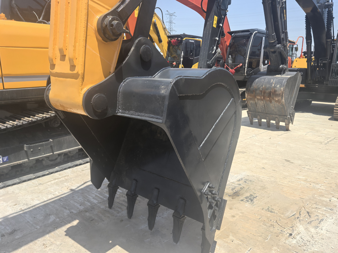 Hyundai R305LC-9T - Lánctalpas kotró: 4 kép. Hyundai R305LC-9T - Lánctalpas kotró: 4 kép.