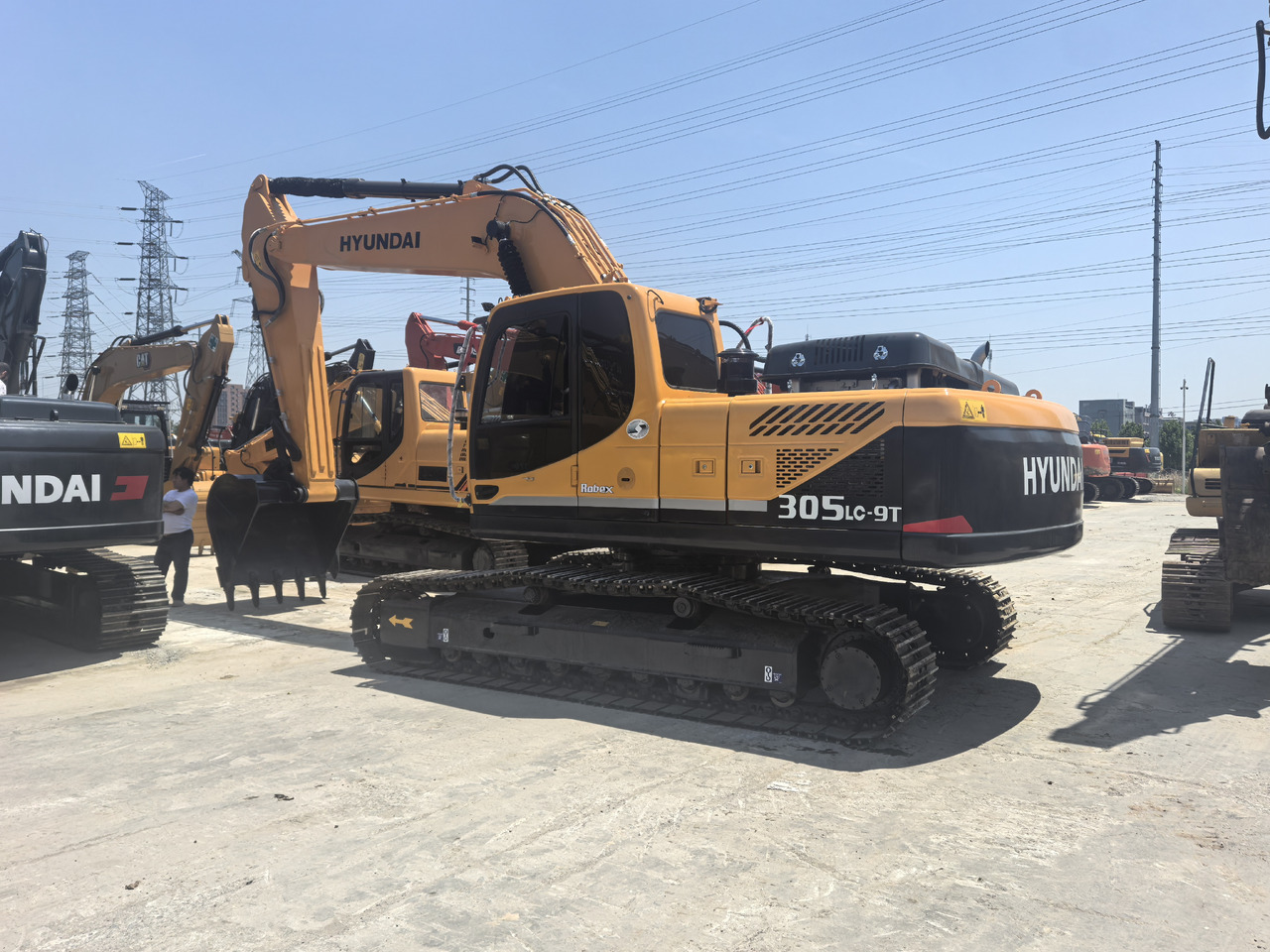Hyundai R305LC-9T - Lánctalpas kotró: 1 kép. Hyundai R305LC-9T - Lánctalpas kotró: 1 kép.