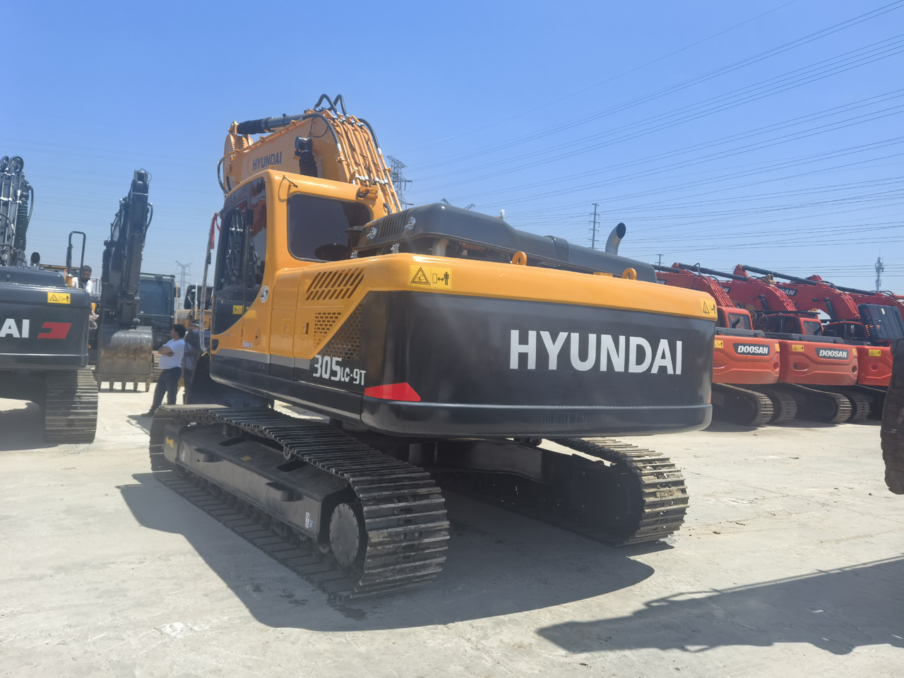 Hyundai R305LC-9T - Lánctalpas kotró: 2 kép. Hyundai R305LC-9T - Lánctalpas kotró: 2 kép.
