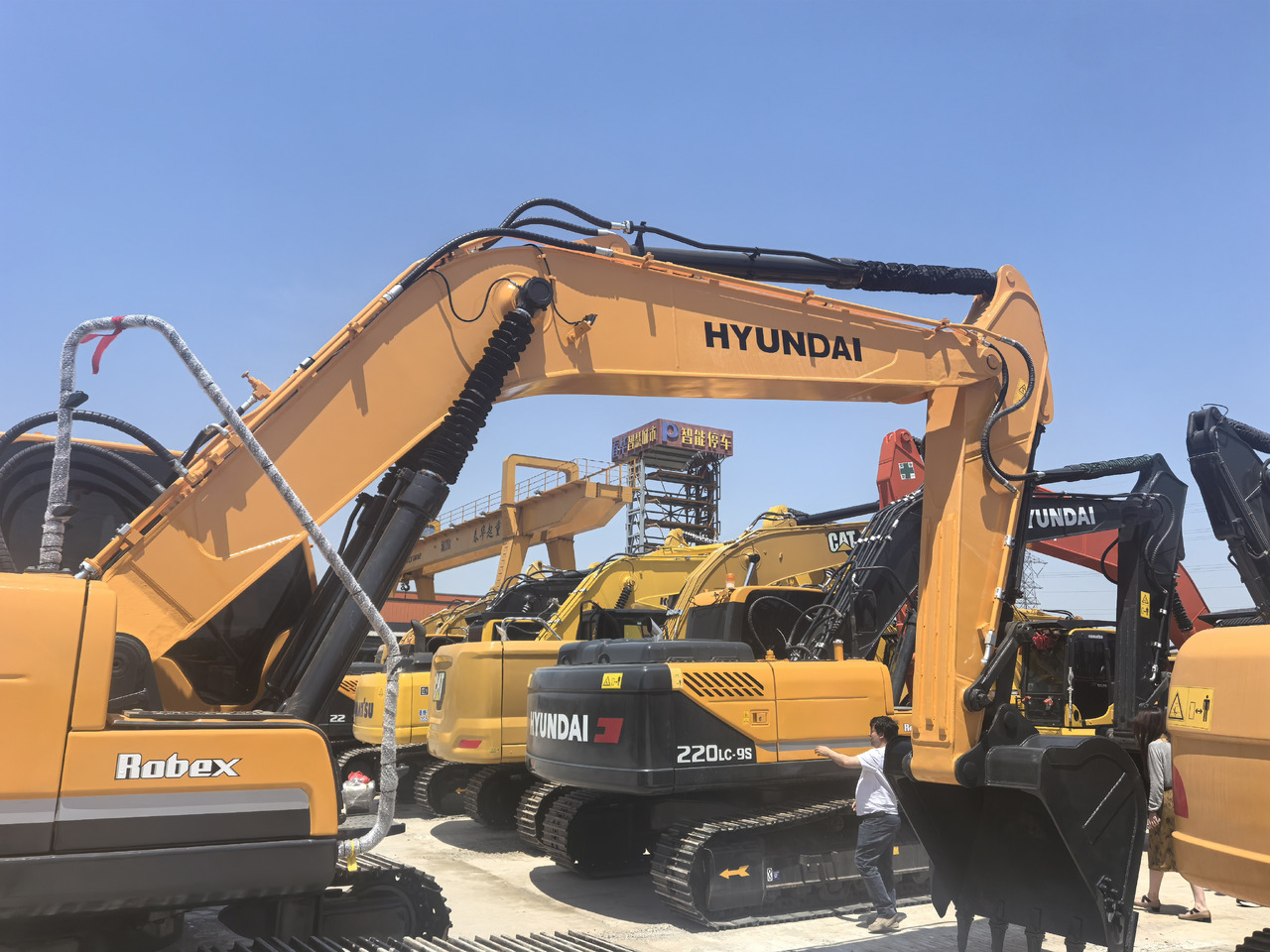Hyundai R305LC-9T - Lánctalpas kotró: 3 kép. Hyundai R305LC-9T - Lánctalpas kotró: 3 kép.