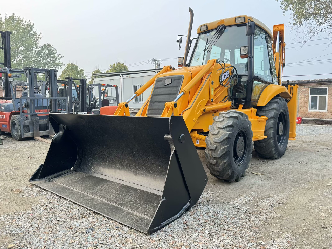 JCB 3CX - Kotrórakodó: 4 kép. JCB 3CX - Kotrórakodó: 4 kép.