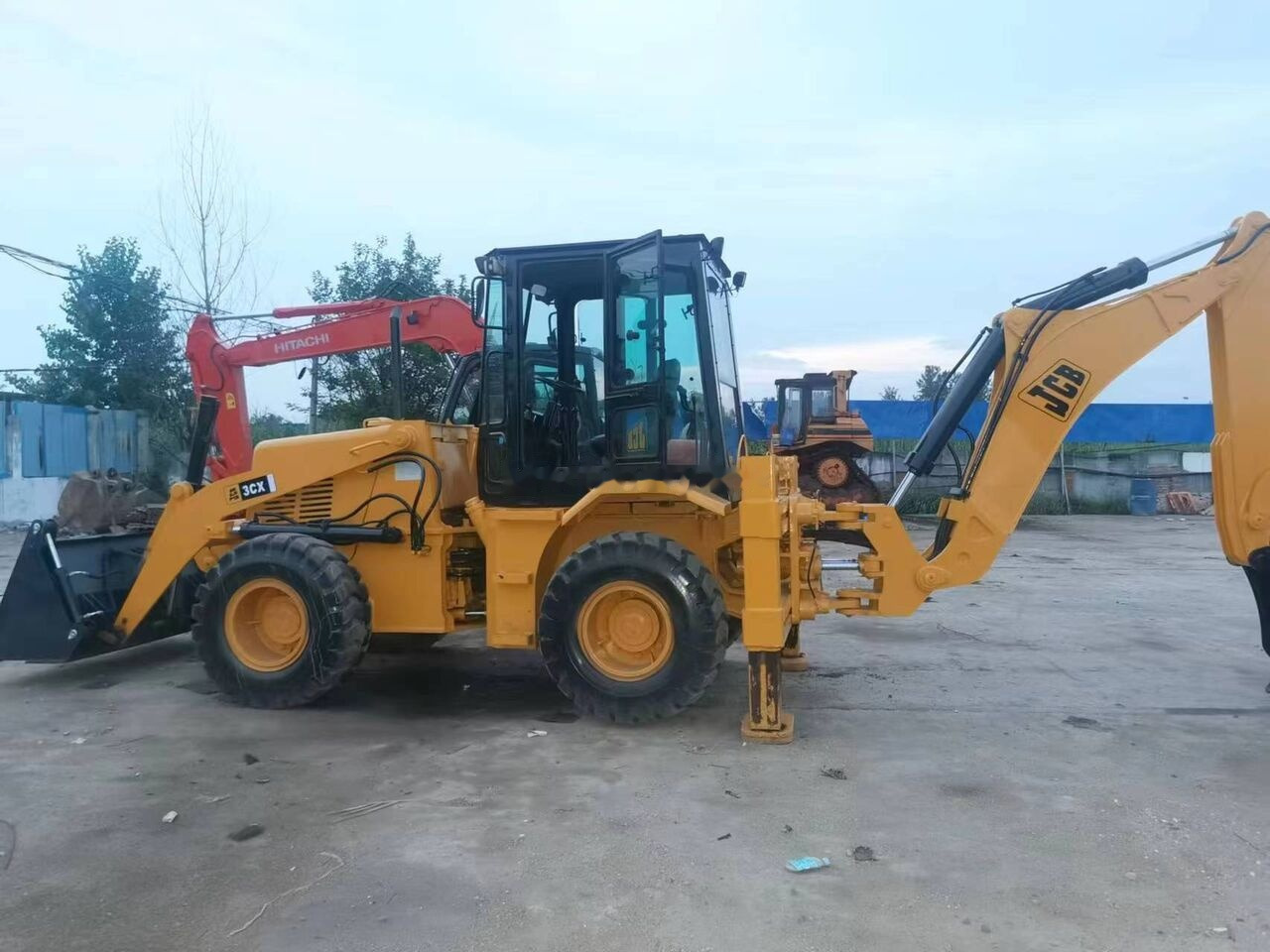 JCB 3CX - Kotrórakodó: 3 kép. JCB 3CX - Kotrórakodó: 3 kép.