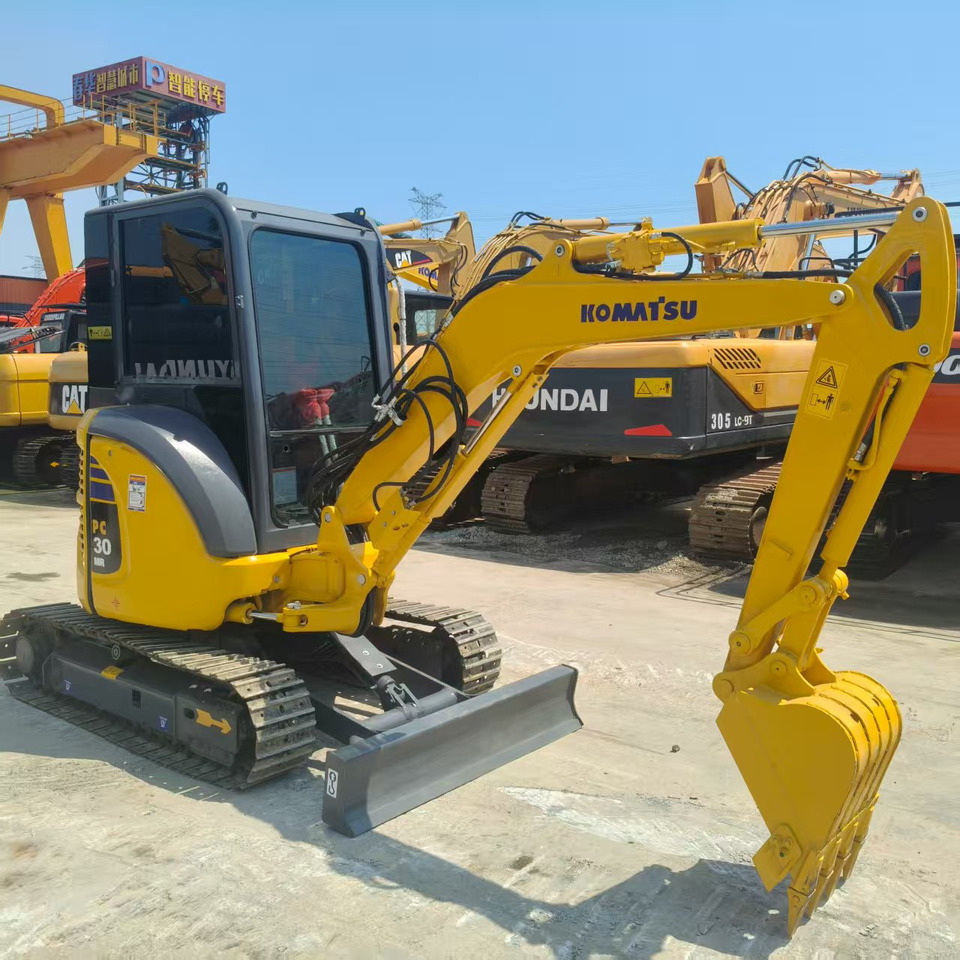 KOMATSU PC30 - Minikotró: 1 kép. KOMATSU PC30 - Minikotró: 1 kép.